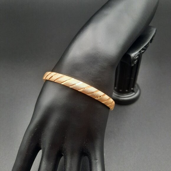 Vintage‎ Monet Gold-Tone Etched Bangle Bracelet - Picture 1 of 6